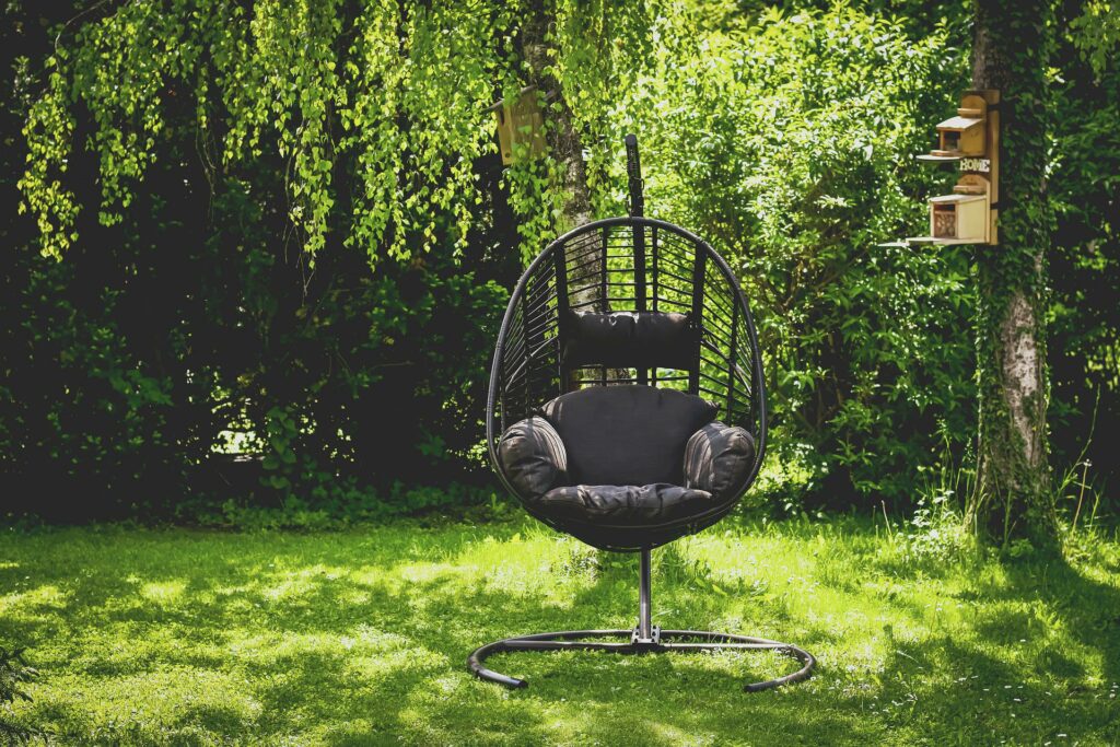 Ogrodowy fotel wiszący – rzecz pozytywna i piękna